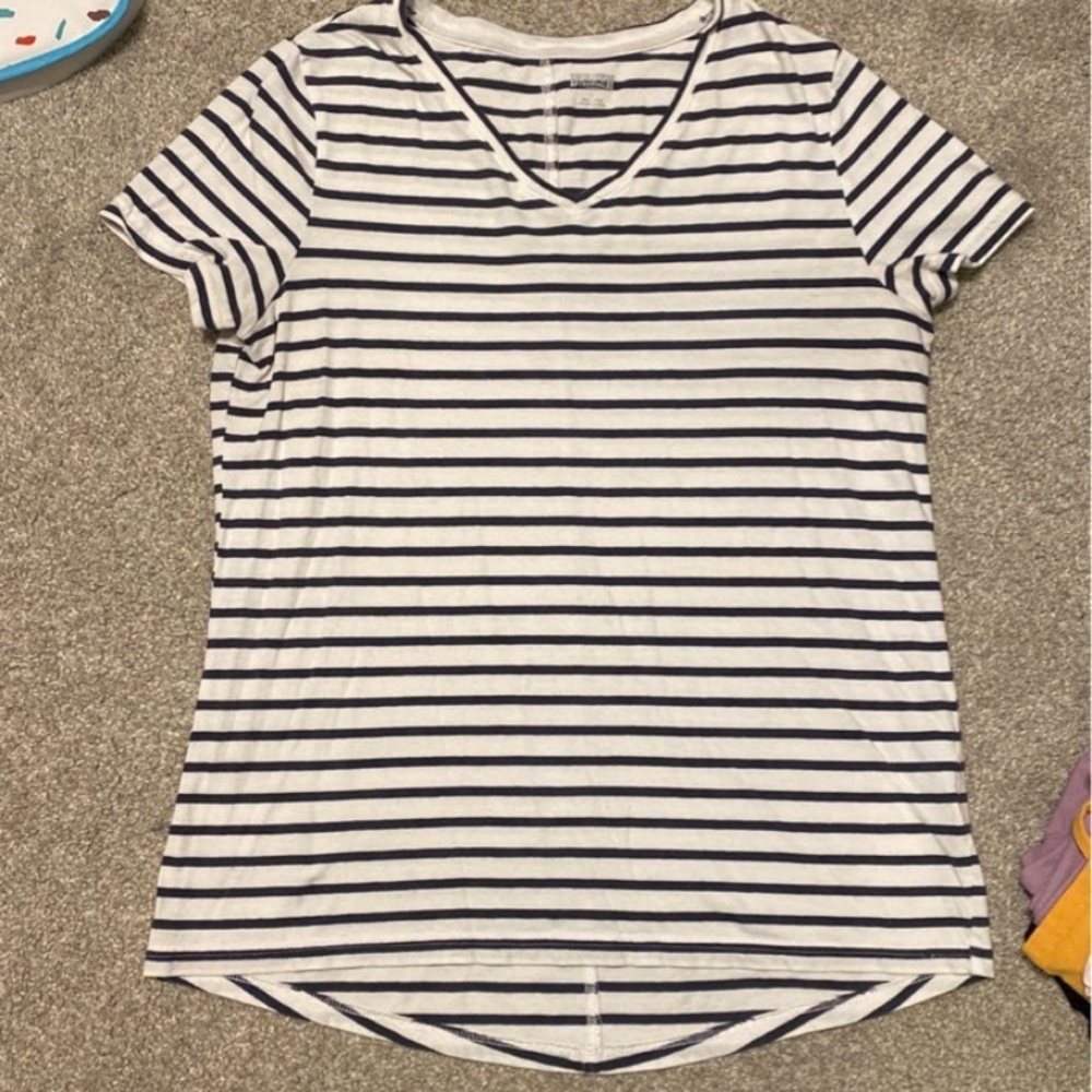 2 for $10 SALE Duluth Trading Company v-neck t-shirt womens size large